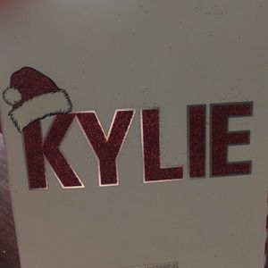 Kylie Cosmetics Holiday 2019 blush/highlighter